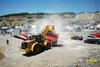 Kolový nakladač Caterpillar 972K zásobuje třídič Terex Finlay 883 s třídicí skříní Spaleck
