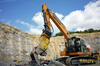 Atlas Copco - pásové rypadlo Liebherr R922 s vydrcovacími nůžkami Atlas Copco na beton