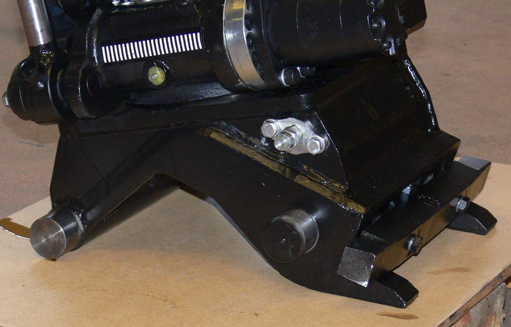Detail upínače Verachtert CW10 integrovaný v naklápěcím rotátoru firmy Steelwrist AB