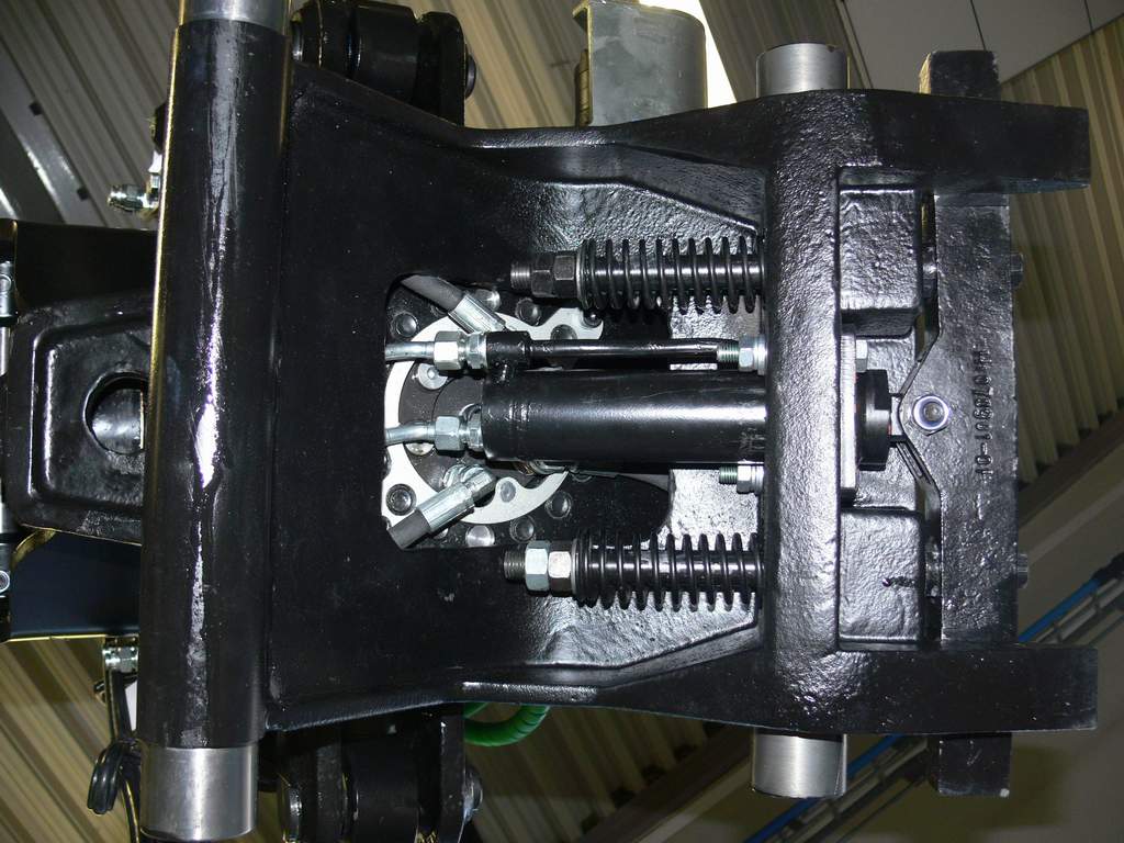 Pohled zespodu na rychloupínač Verachtert CW10 integrovaný v naklápěcím rotátoru firmy Steelwrist AB