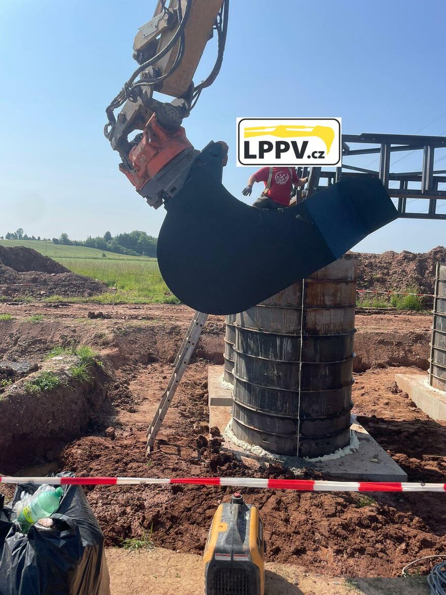 Lopata na nalévání betonu