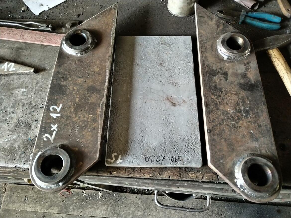 Rozrývač s hydraulickým naklápěním
