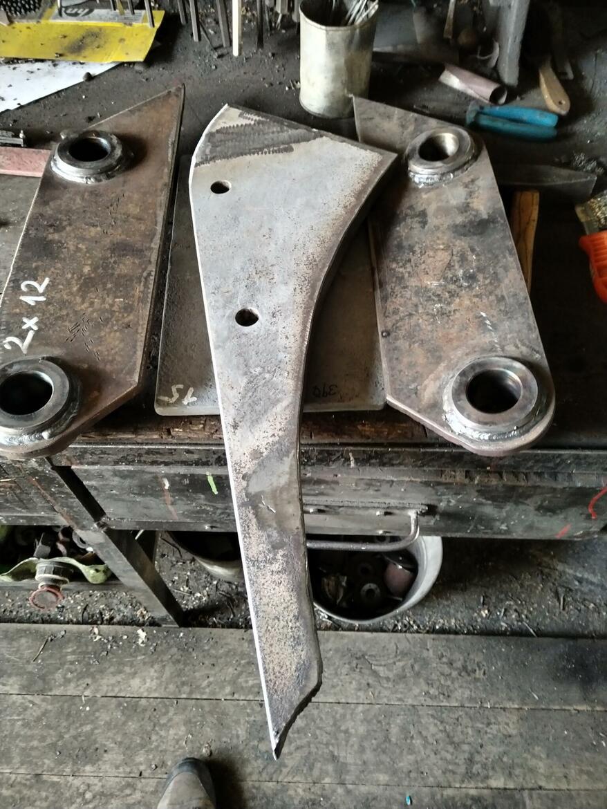 Rozrývač s hydraulickým naklápěním