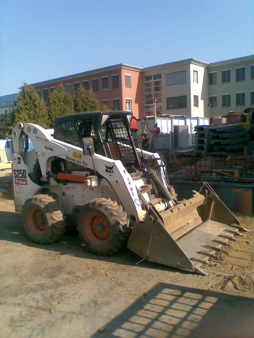 Re: Bobcat s 300 nebo Case 445 series 3