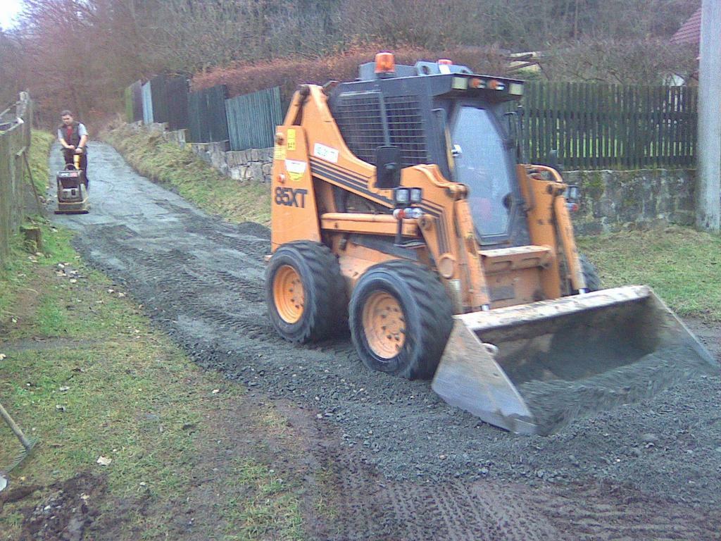 Re: Bobcat s 300 nebo Case 445 series 3