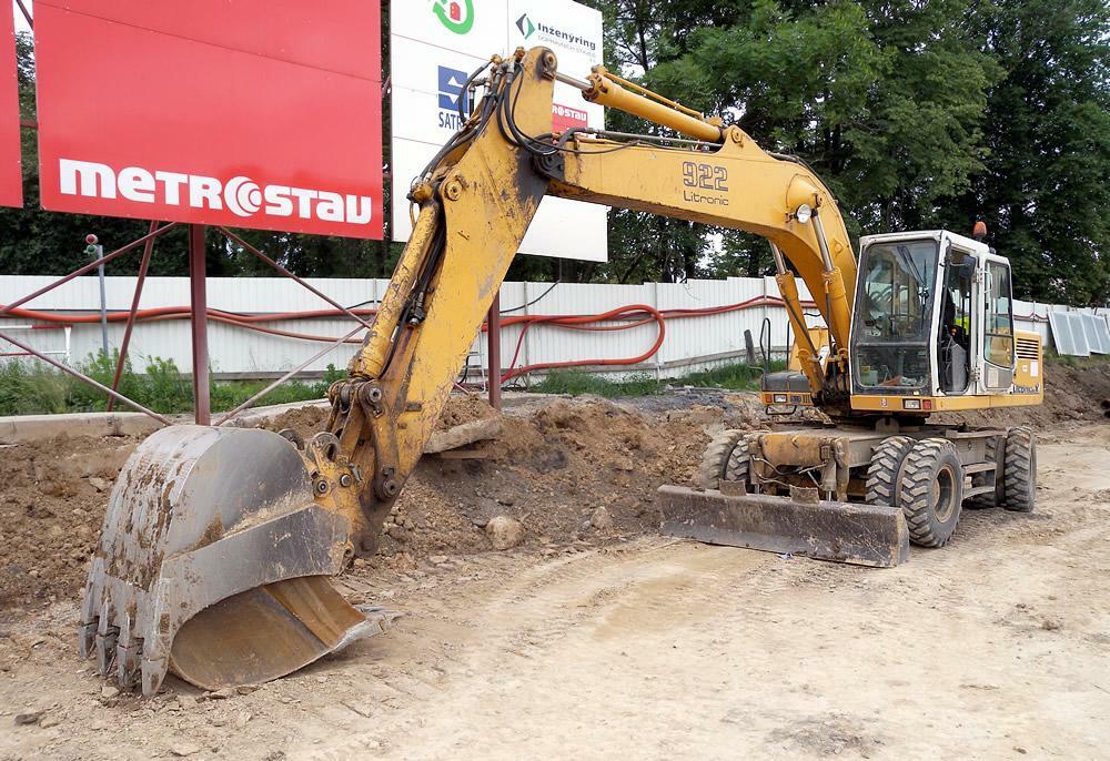 Toto je stroj mého známého - Liebherr A 922 s radlicí vzadu