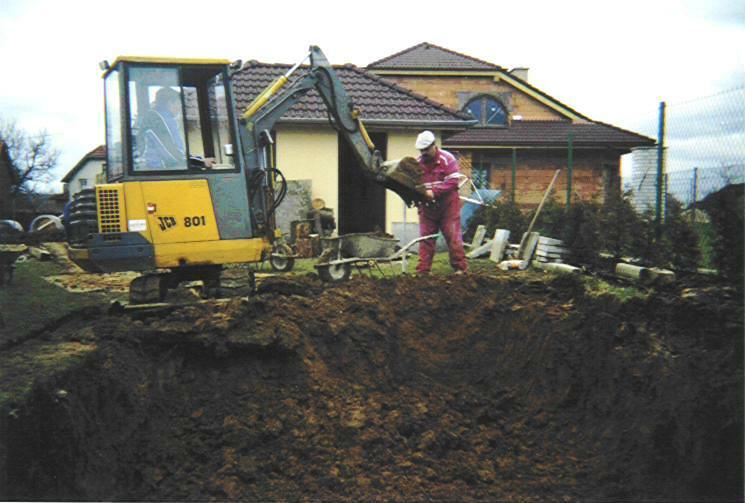 Kopání bazénu a nakládání zeminy do koleček s JCB 801. 1,5t. 