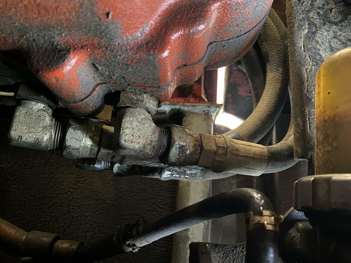 Únik hydraulického oleje
