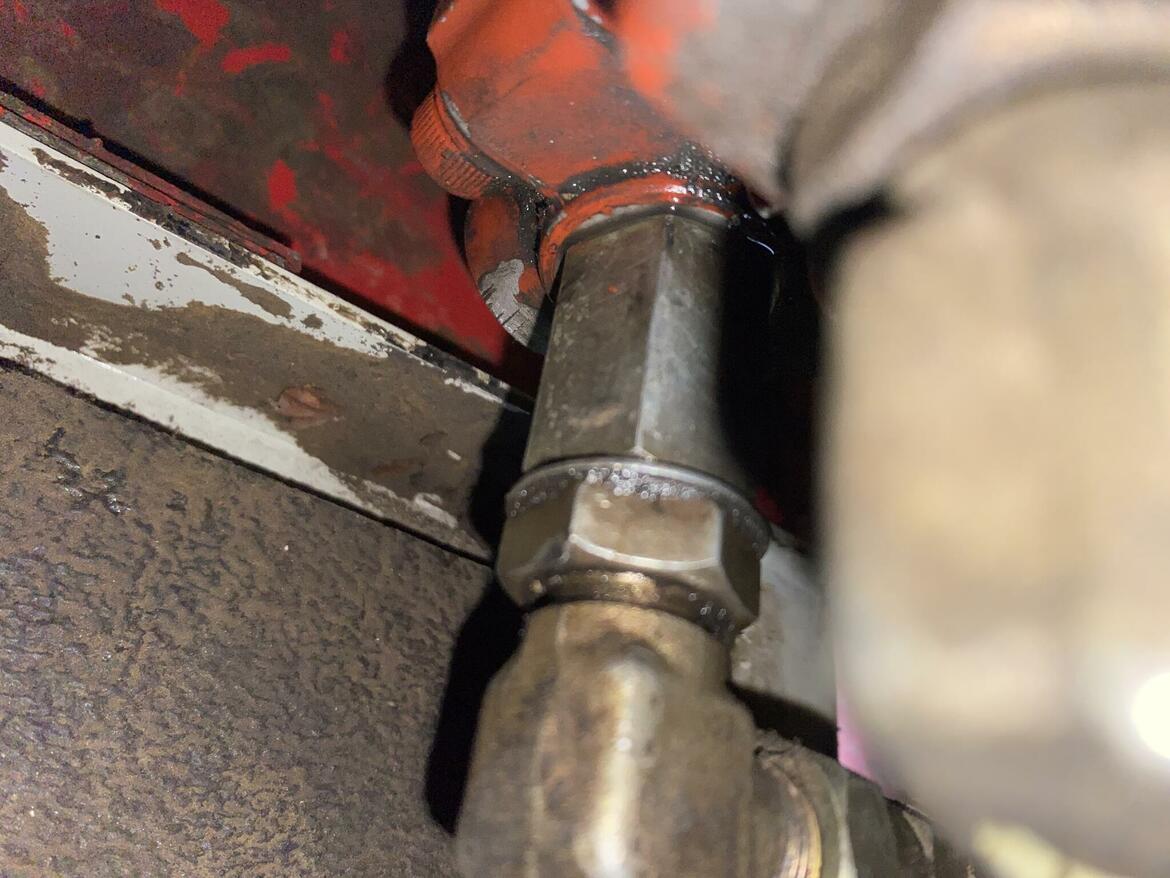 Únik hydraulického oleje