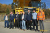 Zástupci Českomoravský cement, a.s. a Kuhn - Bohemia a.s. před předaným strojem