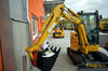 Chlazené šampáňo ve lžíci minirypadla Komatsu PC26MR-3