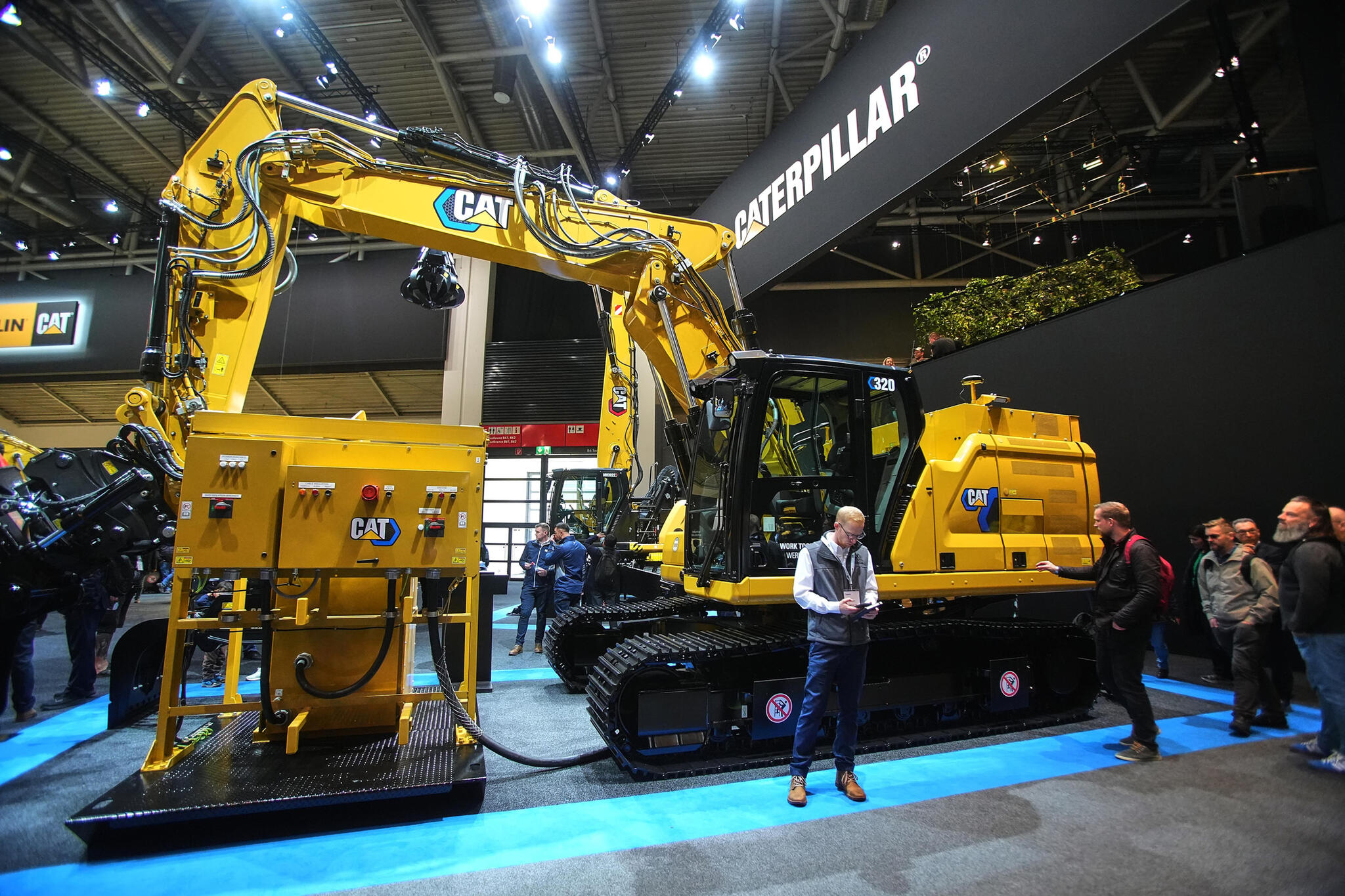Pásové rypadlo CAT 320 Electric