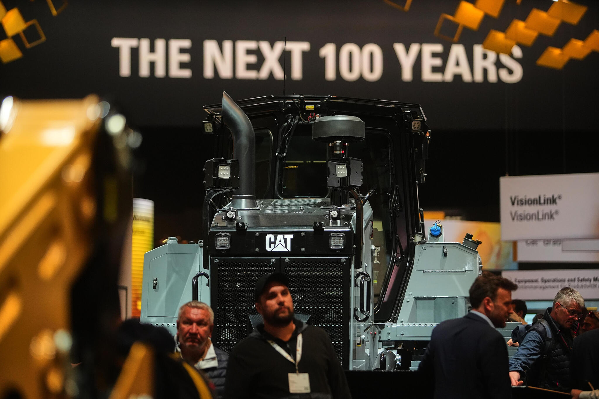 Pásový dozer CAT D6 XE LGP Caterpillar 100 Years