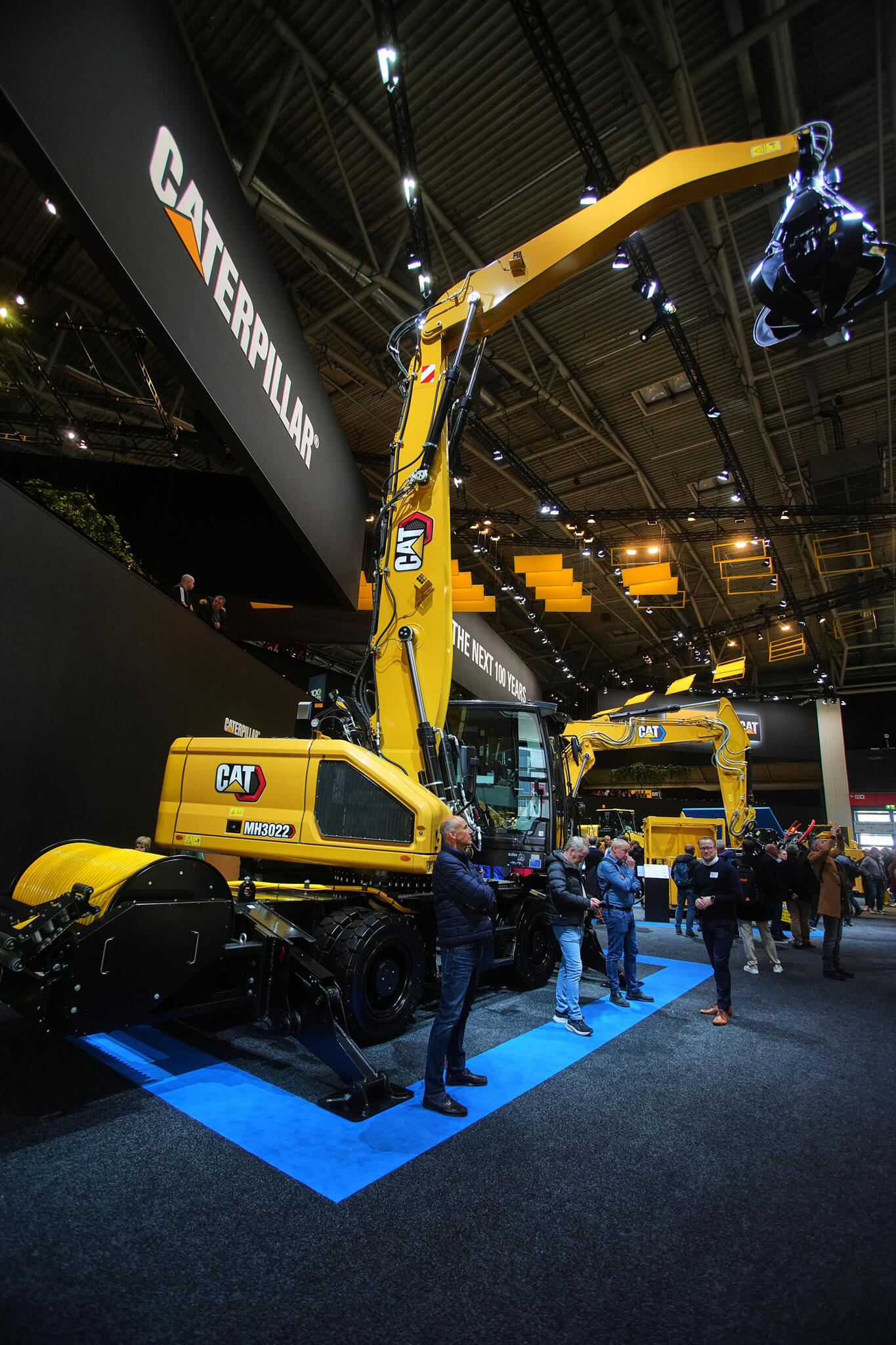 Překládkové rypadlo CAT MH3022