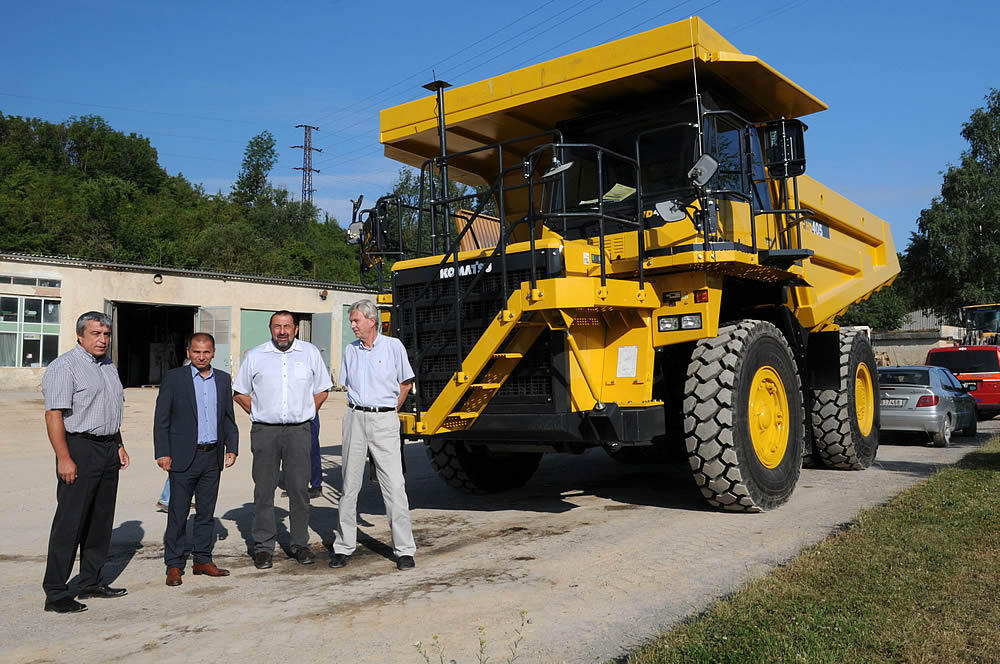 Další pevný dempr Komatsu pracuje v Lomech Mořina