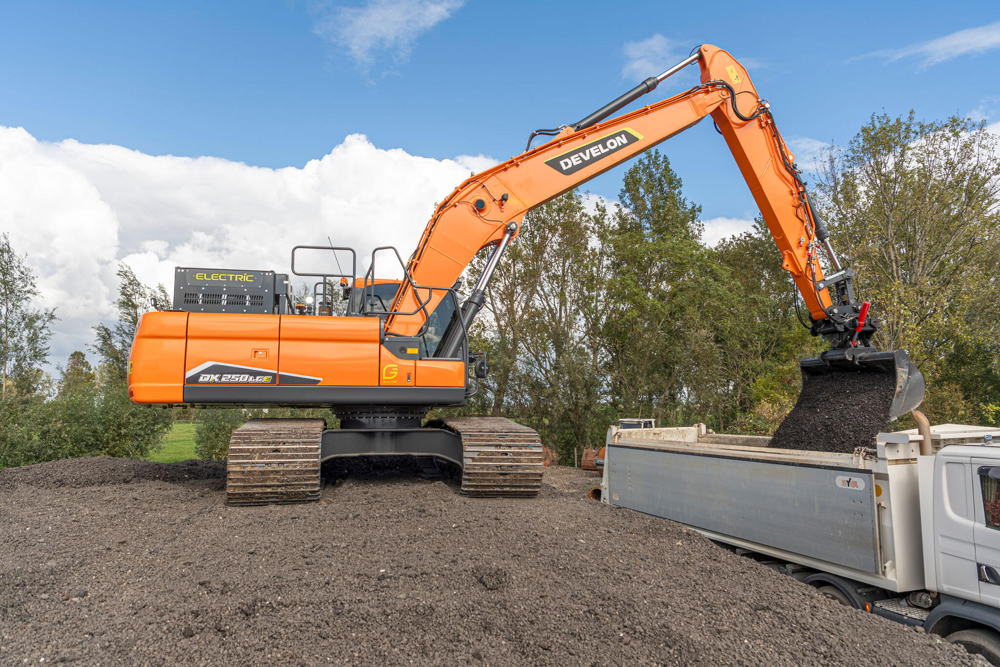 Develon uvádí na trh novou generaci elektrických rypadel s plným výkonem a nulovými emisemi