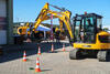 Soutěž strojníků s pásovým rypadlem JCB 65 R-1