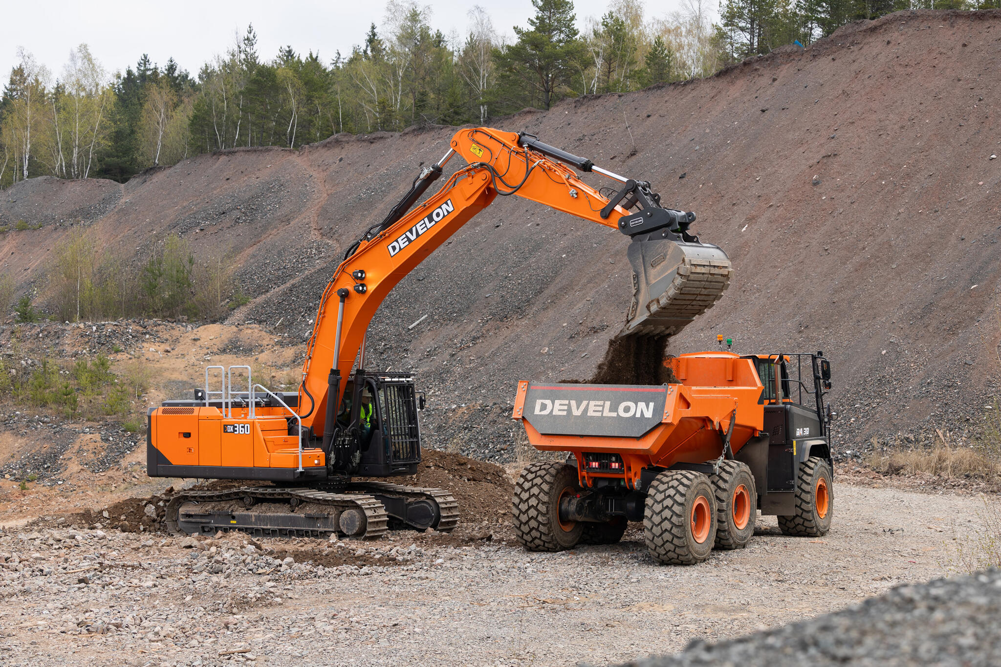 Develon DX360LC-9 při nakládce