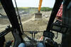 Pohled z kabiny pásového rypadla JCB 220X SLC