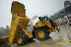 Caterpillar 775G se zvednutou korbou
