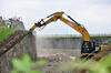 01. Skalní fréza Atlas Copco DC 1200 na pásovém rypadle Caterpillar 329E LN společnosti Biggest frézuje betonovou výpusť