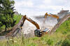 11. Skalní fréza Atlas Copco DC 1200 na pásovém rypadle Caterpillar 329E LN společnosti Biggest frézuje přehradní hráz Klabava