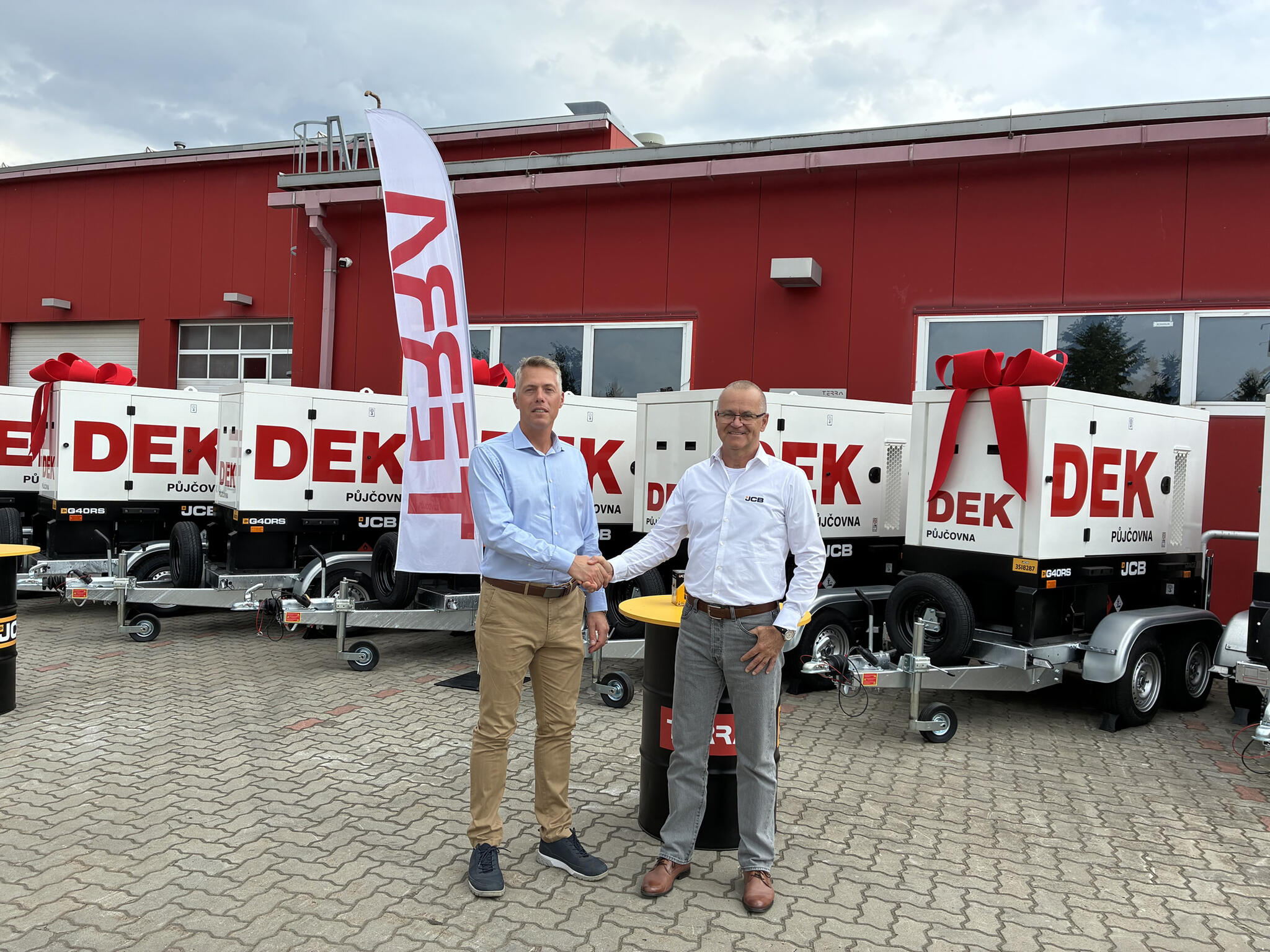 TERRAMET dodává 20 elektrocentrál JCB Stavebninám DEK