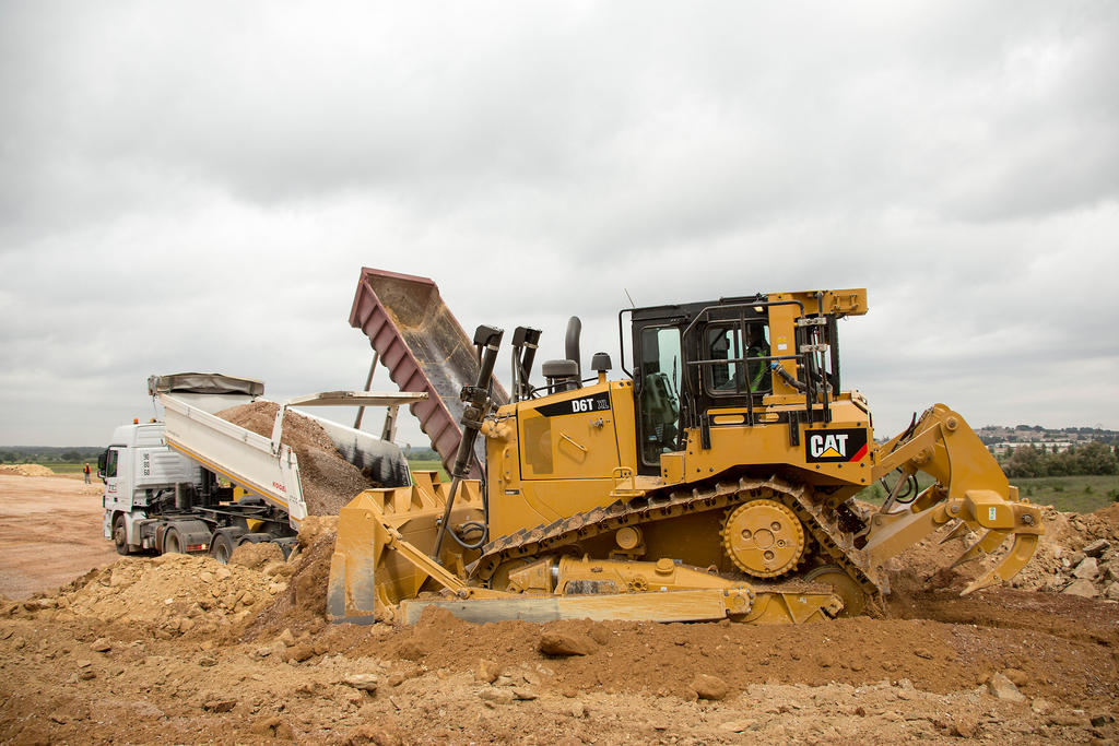 Univerzální dozer Caterpillar D6T sází na vysoký výkon a snadné ovládání