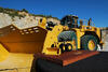 Model nakladače Caterpillar 994F na pozadí skutečného nakladače Caterpillar 988K