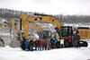 Skupinové foto před novým rypadlem Caterpillar 352F